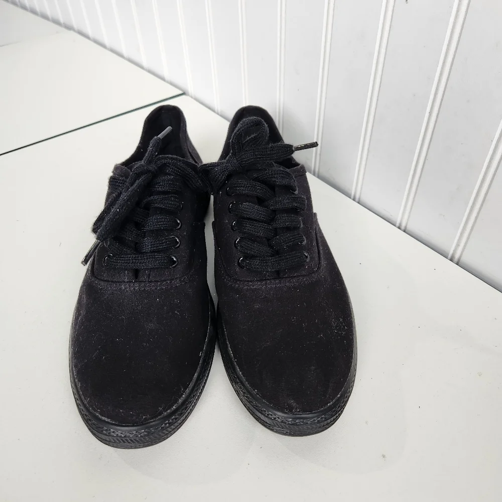 Universal Thread Shoes Womens 8 Casual Sneakers Black Canvas Low Top Lace Up